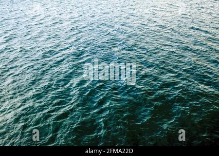 Ruhiges Meerwasser mit kleinen Wellen für Hintergrund und Textur. Natur Hintergrund Konzept. Stockfoto