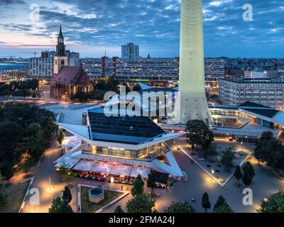 Blick auf den Berliner Fernsehturm und die beleuchteten Straßen am Alexanderplatz bei Nacht. Stockfoto