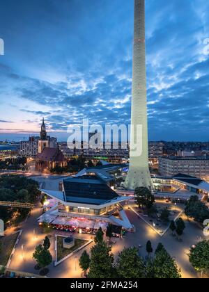 Blick auf den Berliner Fernsehturm und die beleuchteten Straßen am Alexanderplatz bei Nacht. Stockfoto