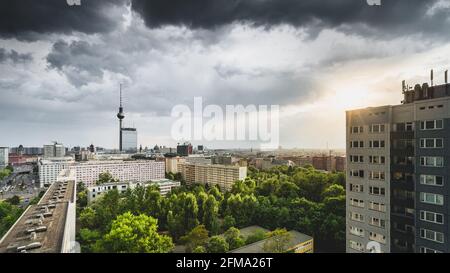 Sonnenuntergang über Berlin mit Blick auf den Berliner Fernsehturm. Stockfoto