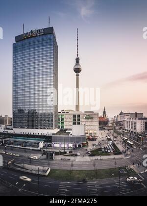 Blick auf den Berliner Fernsehturm und die Straßen am Alexanderplatz bei Sonnenuntergang. Stockfoto