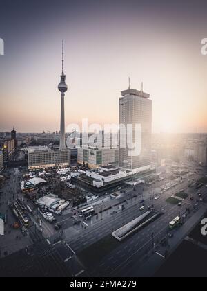 Blick auf den Sonnenuntergang am Alexanderplatz mit Fernsehturm. Stockfoto