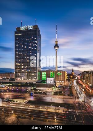 Blick auf die beleuchteten Straßen Berlins mit dem Fernsehturm und dem Alexanderplatz bei Nacht. Stockfoto