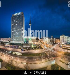 Blick auf den Berliner Fernsehturm und die beleuchteten Straßen am Alexanderplatz bei Nacht. Stockfoto