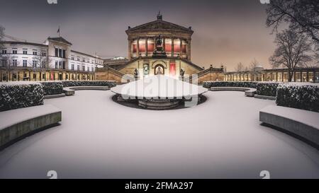 Frischer Schnee im Winter in der Alten Nationalgalerie auf der Museumsinsel bei Nacht. Stockfoto