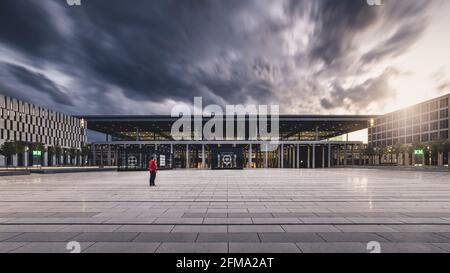 Sonnenuntergang am verlassenen Flughafen BER in Berlin. Stockfoto