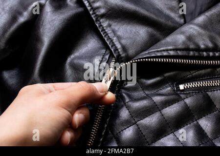 Hand entknabtones Schloss der schwarzen Lederjacke Stockfoto