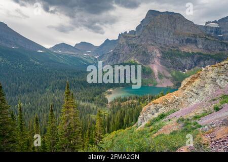 Sehr bewölktes Wetter über dem unteren Grinnell Lake im Glacier National Park, Montana, USA. Wandern auf dem Grinnell Glacier Trail in den amerikanischen Rockies. Hohe Spitzen, w Stockfoto