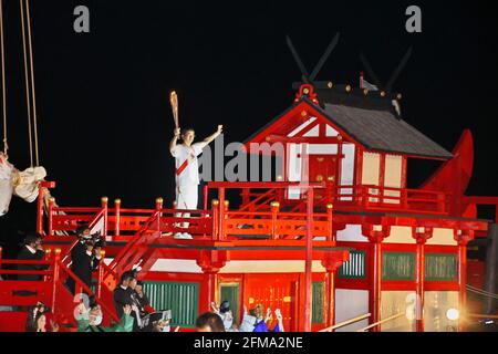 Nagasaki, Japan. Mai 2021. Ein Fackelträger posiert für die Kamera auf dem rekonstruierten Schiff der japanischen Missionen nach Tang China während des olympischen Fackellaufs von Tokio 2020 in Nagasaki, Japan, am Freitag, den 7. Mai 2021. Japanische Missionen nach Tang China wurden im 7., 8. Und 9. Jahrhundert zur Sammlung der fortschrittlichen Technologie, des politischen Systems, der Kultur und der buddhistischen Schriften Chinas geschickt. Foto von Keizo Mori/UPI Credit: UPI/Alamy Live News Stockfoto