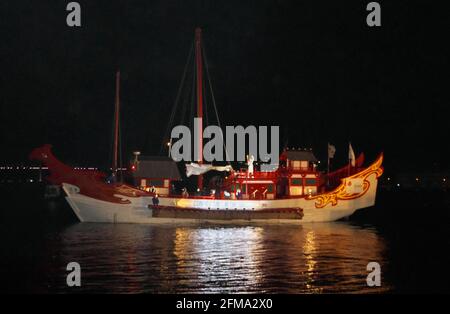 Nagasaki, Japan. Mai 2021. Ein Fackelträger posiert für die Kamera auf dem rekonstruierten Schiff der japanischen Missionen nach Tang China während des olympischen Fackellaufs von Tokio 2020 in Nagasaki, Japan, am Freitag, den 7. Mai 2021. Japanische Missionen nach Tang China wurden im 7., 8. Und 9. Jahrhundert zur Sammlung der fortschrittlichen Technologie, des politischen Systems, der Kultur und der buddhistischen Schriften Chinas geschickt. Foto von Keizo Mori/UPI Credit: UPI/Alamy Live News Stockfoto