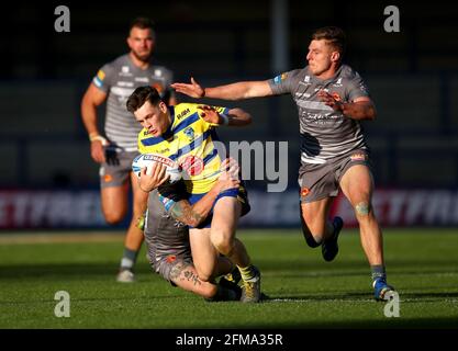 Josh Thewlis von Warrington Wolves wird von Sam Tomkins von Catalans Dragons (links) und Tom Davies während des Viertelfinalmatches des Betfred Challenge Cup im Emerald Headingley Stadium, Leeds, angegangen. Bilddatum: Freitag, 7. Mai 2021. Stockfoto