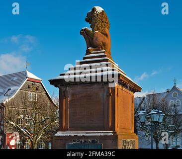 Europa, Deutschland, Hessen, Mittelhessen, Landkreis Marburg-Biedenkopf, Amöneburg-Becken, Stadt Amöneburg, Marktplatz mit Löwendenkmal und Rathaus Stockfoto