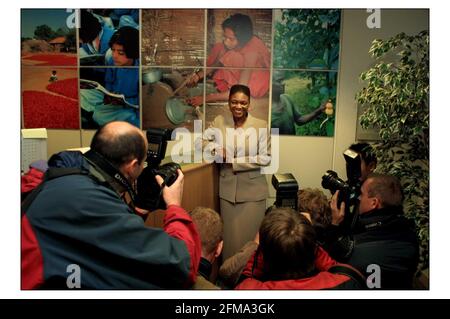 Baroness Amos kommt in ihr neues Büro, um ihre neue Position als Ministerin für internationale Entwicklung zu übernehmen. Anstelle von Clare Short, die heute zurückgetreten ist. PIC David Sandison 12/5/2003 Stockfoto