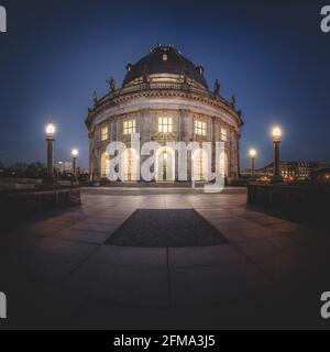 Beleuchtetes Bode-Museum auf der Museumsinsel in Berlin. Stockfoto