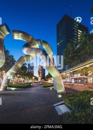 Straßenverkehr am Abend auf dem Berliner Kurfürstendamm und der Tauentzienstraße im Europa-Center. Stockfoto