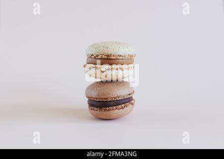 Leckere französische Macarons auf pastellfarbenem Hintergrund. Für Text platzieren. Stockfoto
