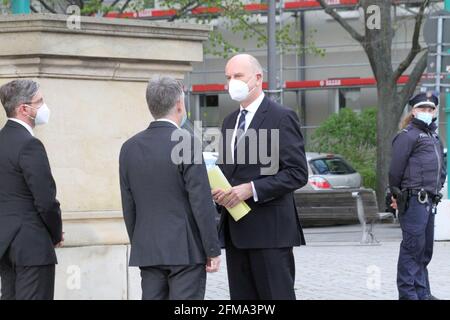 Potsdam: Das Foto zeigt den brandenburgischen Ministerpräsidenten Dietmar Woidke vor der evangelischen Nicoleikirche. Eine Woche nach dem Gewaltakt mit vier Toten im Oberlinhaus findet in der Potsdamer Nikolaikirche ein Gedenkgottesdienst statt. Ministerpräsident Dr. Dietmar Woidke (SPD), Oberbürgermeister Mike Schubert SPD), der Bundesbeauftragte für Menschen mit Behinderungen Jürgen Dusel und Dr. Matthias Fichtmüller, theologischer Leiter im Oberlinhaus. Um 7 Uhr läuten die Glocken aller Potsdamer Kirchen eine Minute lang. (Foto von Simone Kuhlmey/Pacific Press/Sipa USA) Stockfoto