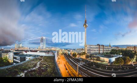 Lichtspuren aus dem Nachtverkehr in Berlin vor dem Fernsehturm und dem Alexanderplatz. Stockfoto