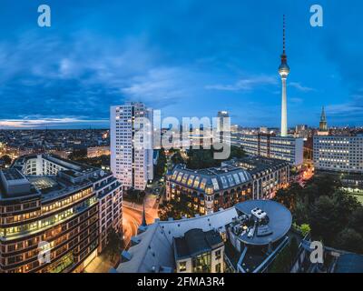 Lichtspuren aus dem Nachtverkehr in Berlin vor dem Fernsehturm und dem Alexanderplatz. Stockfoto