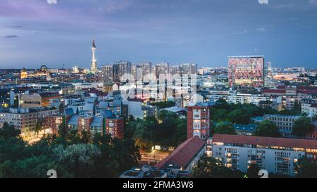 Blick auf das beleuchtete Berlin in der Abenddämmerung mit dem Fernsehturm im Hintergrund. Stockfoto