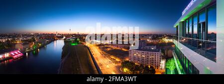 Blick auf das beleuchtete Berlin und die Spree in der Abenddämmerung. Stockfoto