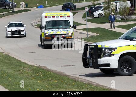 Rettungsfahrzeuge, Polizei und Krankenwagen (London EMS) blockieren eine Straße, die auf einen Anruf in London, Ontario, Kanada reagiert. Stockfoto