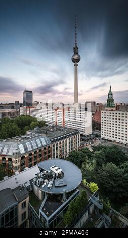 Sich schnell bewegende Wolken über dem Berliner Fernsehturm. Stockfoto