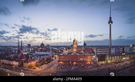 Blick auf den beleuchteten Berliner Fernsehturm, das rote Rathaus und die Nikolaikirche am Abend. Stockfoto