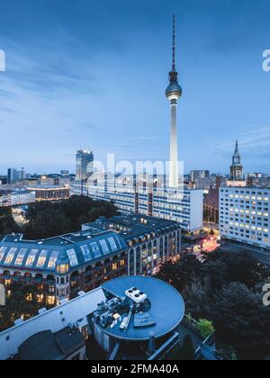 Beleuchteter Fernsehturm in der Abenddämmerung mit Blick über Berlin. Stockfoto