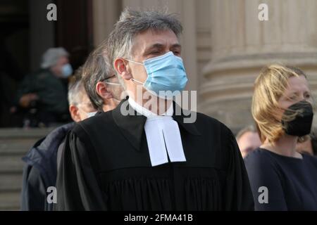 Potsdam: Das Foto zeigt Pastor Dr. Matthias Fichtmüller, theologischer Leiter des Oberlinhauses vor der evangelischen St. Nicoleikirche. Eine Woche nach dem Gewaltakt mit vier Toten im Oberlinhaus findet in der Potsdamer Nikolaikirche ein Gedenkgottesdienst statt. Ministerpräsident Dr. Dietmar Woidke (SPD), Oberbürgermeister Mike Schubert SPD), der Bundesbeauftragte für Menschen mit Behinderungen Jürgen Dusel und Dr. Matthias Fichtmüller, theologischer Leiter im Oberlinhaus. Um 7 Uhr läuten die Glocken aller Potsdamer Kirchen eine Minute lang. (Foto von Simone Kuhlmey/Pacific PR Stockfoto