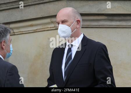 Potsdam: Das Foto zeigt den brandenburgischen Ministerpräsidenten Dietmar Woidke vor der evangelischen Nicoleikirche. Eine Woche nach dem Gewaltakt mit vier Toten im Oberlinhaus findet in der Potsdamer Nikolaikirche ein Gedenkgottesdienst statt. Ministerpräsident Dr. Dietmar Woidke (SPD), Oberbürgermeister Mike Schubert SPD), der Bundesbeauftragte für Menschen mit Behinderungen Jürgen Dusel und Dr. Matthias Fichtmüller, theologischer Leiter im Oberlinhaus. Um 7 Uhr läuten die Glocken aller Potsdamer Kirchen eine Minute lang. (Foto von Simone Kuhlmey/Pacific Press/Sipa USA) Stockfoto