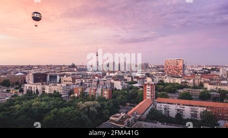 Sonnenuntergang über Berlin Mitte mit Blick auf den Fernsehturm. Stockfoto