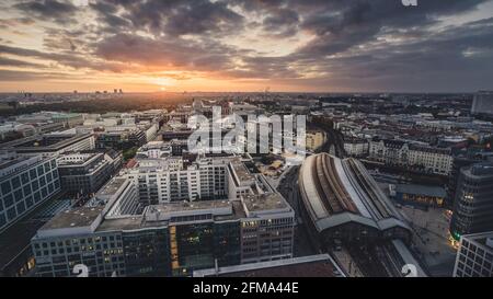 Sonnenuntergang über der Berliner Innenstadt mit Blick auf die Friedrichstraße. Stockfoto