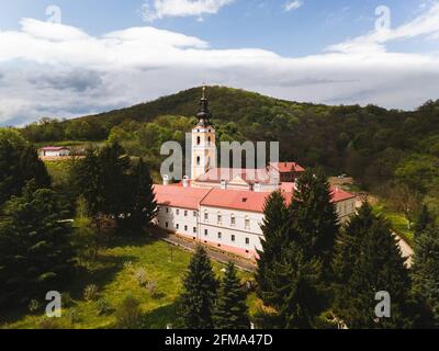 Luftaufnahme des Klosters Grgeteg, Nationalpark Fruska Gora, Vojvodina, Serbien. Orthodoxes Kloster in Serbien, stammt aus dem Jahr 1471 Stockfoto