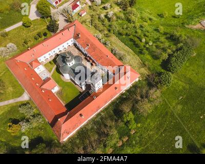 Nationalpark Fruska Gora , Kloster Krusedol, Serbien. Luftaufnahme des antiken Landmark aus dem 16. Jahrhundert Stockfoto