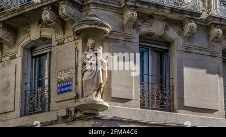 Maria mit dem Kind an der Ecke des Gebäudes in Béziers. Älteste Stadt in Frankreich. Stockfoto