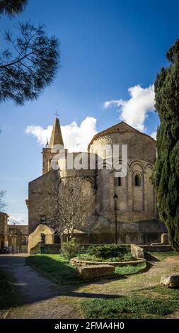 Église Saint Jean l'Évangéliste in Ouveillan. Das heutige Kirchengebäude stammt aus dem XII. Jahrhundert und ist im römischen Architekturstil erbaut. East Side. Monument historique. Stockfoto