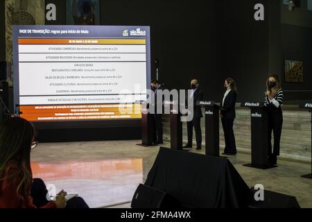 Sao Paulo, Brasilien. Mai 2021. 7. Mai 2021, Sao Paulo, Sao Paulo, Brasilien: (INT) Pressekonferenz der Regierung von Sao Paulo zur Coronavirus-Pandemie. 7. Mai 2021, Sao Paulo, Brasilien. Der Gouverneur von Sao Paulo, Joao Doria (PSDB), gab am Freitag (7) im Palacio dos Bandeirantes, dem Hauptquartier der Exekutive von Sao Paulo, während einer Pressekonferenz bekannt, um die Verlängerung der „Übergangsphase“ des Sao Paulo-Plans bis zum nächsten am 23. Um die Ausbreitung des Coronavirus im ganzen Staat einzudämmen. Nach den neuen Regeln wurden die Öffnungszeiten der Betriebe ext Stockfoto