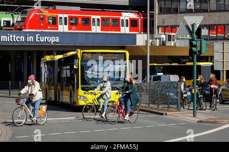 Essen, Nordrhein-Westfalen, Deutschland - verschiedene Verkehrsmittel in der Innenstadt, Busse, Züge, Fahrräder und Autos am Essener Hauptbahnhof. Stockfoto