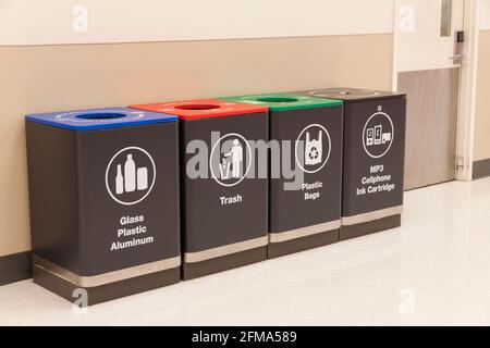 Vier Arten von Recyclingbehältern in einem Geschäft in Florida, USA. Stockfoto