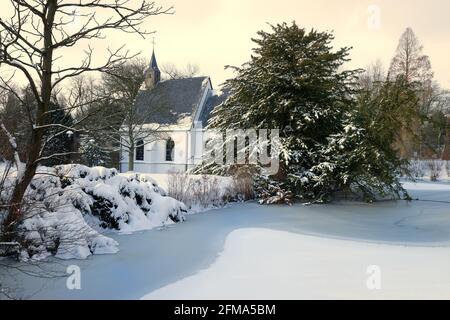 Blick auf die Schlosskapelle auf dem Wasserschloss Herten im Winter, Herten, Nordrhein-Westfalen, Deutschland Stockfoto