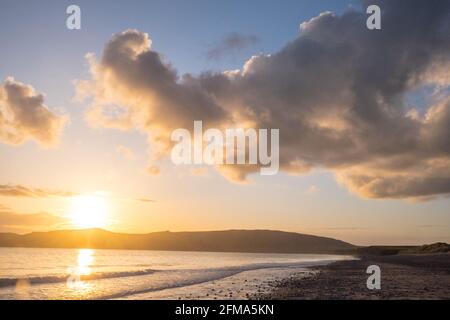 Sonnenuntergang, Sonnenuntergang, Sonne, at, Port Neigwl, Porth Neigwl Beach, auch bekannt als, aka, Hell's Mouth, dramatisch, Wolke, Wolken, auf, beliebt, Surfen, Surfen, Strand, Meer, Meer, Dorf, Westen, Mitte, Nordwales,, County, Welsh Sommerurlaub, Aufenthalt, Resort.Vereinigtes Königreich, GB, Europa.Porth Neigwl, auch bekannt in Englisch, als "3 breite Küste von Wales, Llŷn Meilen auf der Halbinsel. Die Bucht liegt südwestlich und liegt zwischen den Landzungen von Mynydd Rhiw im Westen und Mynydd Cilan im Osten Stockfoto