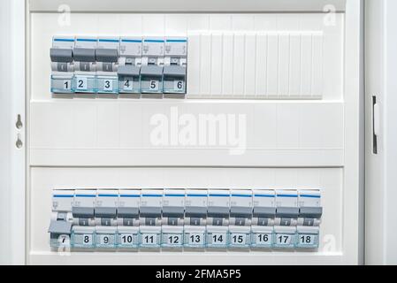 Einphasige Sicherungen in der ein- und aus-Position, in einem Kasten in der Wand integriert. Stockfoto