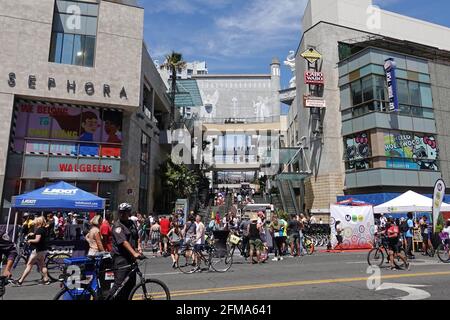 Los Angeles, CA / USA - 18. August 2019: Der Hollywood & Highland Shopping Complex wird im Rahmen einer jährlichen, autofreien Fahrradveranstaltung namens CicLAvia gezeigt. Stockfoto