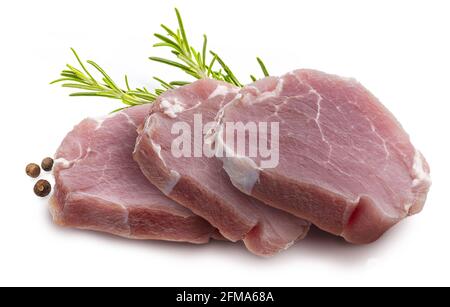 Rohe Schweinelende (Sirloin)-Steaks (Stücke), saftig und frisch. Isoliert auf weißem Hintergrund. Mit Rosmarinblättern und schwarzem Pfeffer. Isoliert auf Weiß Stockfoto