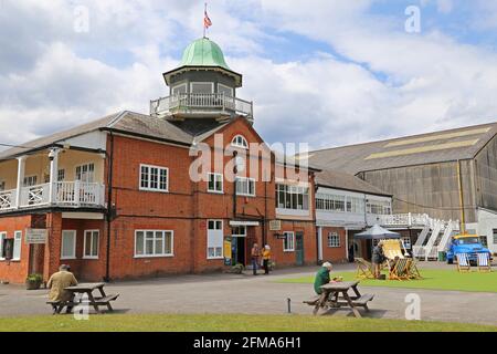 Clubhouse und Paddock, Brooklands Museum, Weybridge, Surrey, England, Großbritannien, Großbritannien, Großbritannien, Europa Stockfoto