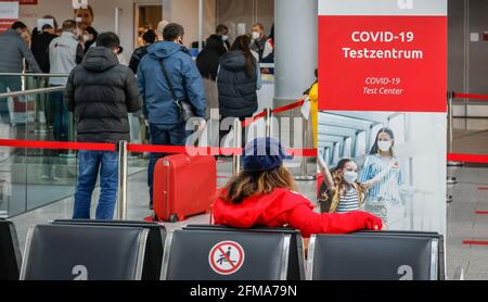 Düsseldorf, Nordrhein-Westfalen, Deutschland - Flughafen Düsseldorf, Covid Schnelltest im Covid-19 Testzentrum EcoCare müssen Osterurlauber in Zeiten der Corona-Pandemie beispielsweise vor dem Flug nach Mallorca und auch vor dem Rückflug nach Deutschland einen negativen Corona-Test zeigen. Stockfoto