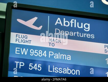 Düsseldorf, Nordrhein-Westfalen, Deutschland - Flughafen Düsseldorf, Abflug nach Mallorca, Anzeigetafel zeigt Abflüge nach Palma und Lissabon, Osterferien in Zeiten der Corona-Pandemie, vor dem Flug nach Spanien und auch vor dem Rückflug nach Deutschland müssen Flugreisende einen negativen Corona-Test zeigen. Stockfoto