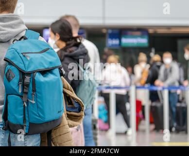 Düsseldorf, Nordrhein-Westfalen, Deutschland - Flughafen Düsseldorf, Osterurlauber am Check-in-Schalter von Condor in Zeiten der Corona-Pandemie auf dem Weg nach Mallorca, vor dem Flug nach Spanien und auch vor dem Rückflug nach Deutschland müssen Flugreisende einen negativen Corona-Test zeigen. Stockfoto