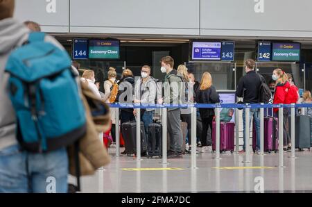 Düsseldorf, Nordrhein-Westfalen, Deutschland - Flughafen Düsseldorf, Osterurlauber am Check-in-Schalter von Condor in Zeiten der Corona-Pandemie auf dem Weg nach Mallorca, vor dem Flug nach Spanien und auch vor dem Rückflug nach Deutschland müssen Flugreisende einen negativen Corona-Test zeigen. Stockfoto